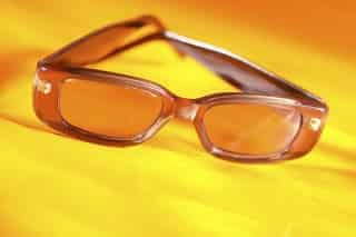 Los lentes priratas pueden tener un defecto en la captación de imágenes,  lo cual origina dolor de cabeza y vista cansada.