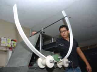 Manuel Méndez es un joven emprendedor que diseño junto a su padre una máquina roladora de perfiles de aluminio, la cual busca abaratar los costos de producción de muchos talleres laguneros. (Fotografías de Érick Sotomoyor)