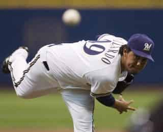 El michoacano Yovani Gallardo tuvo ayer su debut en ligas mayores y fue el ganador en el triunfo de Cerveceros de Milwaukee sobre Gigantes de San Francisco por 5 a 4. (EFE)