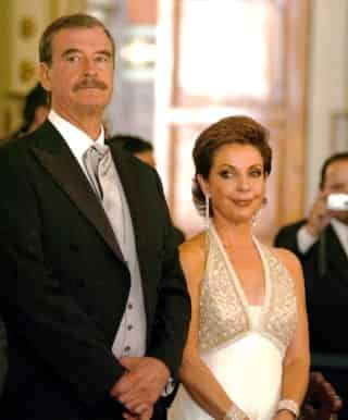 La Santa Sede anuló el matrimonio religioso del ex presidente Vicente Fox con Lilián de la Concha el 11 de junio pasado, con lo cual podría contraer nupcias religiosas con su actual esposa Marta Sahagún. (Archivo)