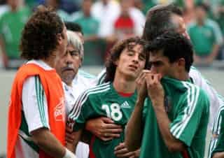 Al final de encuentro, Andrés Guardado (Cen.) y Nery Castillo demostraron su decepción, después que México tuvo la oportunidad de ganar a Estados Unidos y conseguir la Copa Oro. Pero los estadounidenses se levantaron y vencieron al Tri 2-1. (Jam Media)