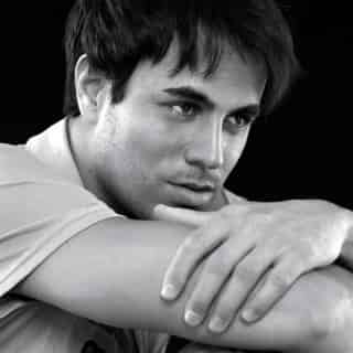 Se divierte Enrique Iglesias con amigo gay