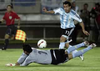 Oswaldo Sánchez se empleó a fondo para evitar una anotación de CarlosTévez, cuando el juego aún estaba empatado sin goles. (Notimex)