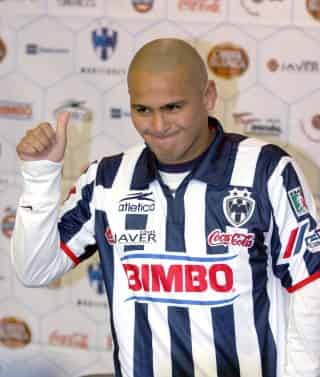 Monterrey presentó ayer de manera oficial a su nuevo refuerzo, el goleador chileno Humberto Suazo, el “Chupete” aparece con la playera de su nuevo equipo. (Notimex)
