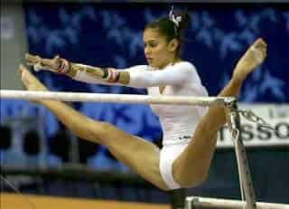 La mexicana Elsa García Rodríguez, durante la final femenina de barras asimétricas en la gimnasia artística de los XV Juegos Panamericanos Rio 07, en el complejo deportivo de Riocentro en Rio de Janeiro. (EFE)