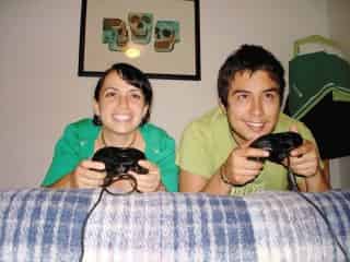 Los adultescentes gastan más del 80% de lo que ganan en ellos mismos. Muchos son profesionistas, tienen trabajo y en algunos casos, también pareja estable. (El Universal)