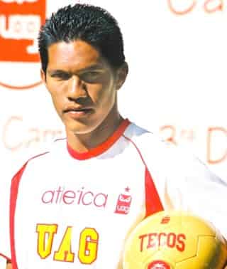 El jugador de los Tecos de la Universidad Autónoma de Guadalajara Mirsha Serrano, fallece en un accidente automovilístico en Lázaro Cárdenas Michoacán a los 28 Años de edad. (El Universal)