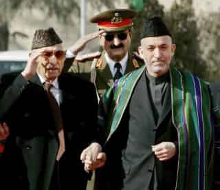 En una foto de archivo aparece el último rey de Afganistán, Mohamad Zahir Shah y el presidente Hamid Karzai. El monarca falleció ayer a la edad de 92 años. (AP)