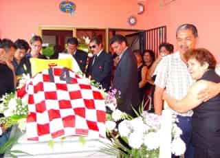 Rogelio Serrano y Dalia Pérez padres del jugador Mirsha Serrano, durante el velorio; Jugadores y directivos del club Tecos, acompañan en sus últimos momentos al jugador. 