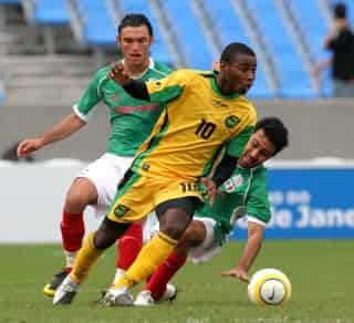 La selección mexicana pierde en penales 5-4 ante su similar de Jamaica. En la gráfica James Thomas (10) y C. Emmanuele Sánchez (2).(El Universal)
