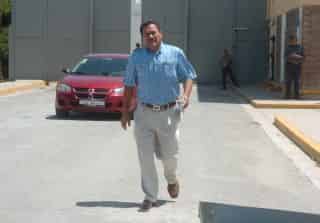 Felipe Medina camina hacia el exterior del Cereso de Torreón.