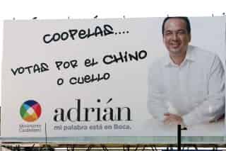 El “coopelas o cuello”, la frase con que Zhenli Ye Gon desató un escándalo, se extendió hasta las campañas en Veracruz, como muestra este espectacular de Adrián Ávila, candidato del PRI a la alcaldía de Boca del Río, y apodado “El Chino”. (El Universal)