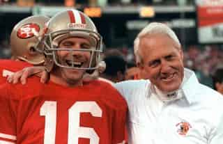 El mariscal de campo, Joe Montana (izquierda) y el entrenador en jefe Bill Walsh, formaron una gran pareja con los 49ers de San Francisco en la NFL. (Archivo)