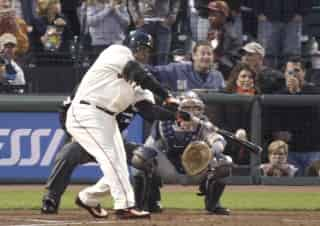 Barry Bonds conectó aquí el cuadrangular 756 de su carrera, para superar la vieja marca de Hank Aaron; en la quinta entrada y en cuenta llena, el cañonero de los Gigantes de San Francisco hizo swing a un lanzamiento de Mike Bacsik, de los Nacionales de Washington, para llevarse la cerca del jardín derecho en el AT & T Park, de la bahía californiana. (EFE)