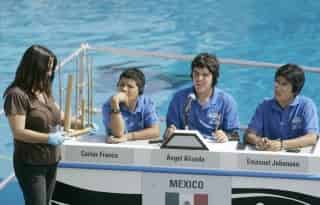 Los estudiantes mexicanos Carlos Franco Ruiz, Ángel Aliseda Alonso y Emanuel Johansen Campos, ganaron ayer el octavo campeonato mundial de la National Geographic Society, derrocando a Estados Unidos. (AP)