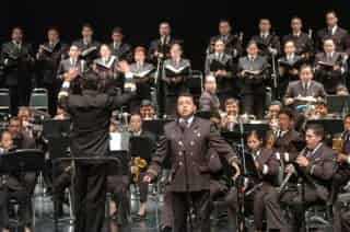 Bajo la dirección del capitán de Corbeta Francisco del Carmen Hernández Ceballos, la Banda Sinfónica y Coros de la Secretaría de Marina Armada de México obsequió un especial concierto a Torreón por su centenario. (Fotografías de Jesús Hernández)