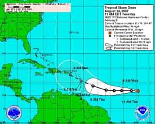 Infografía facilitada hoy, 14 de agosto de 2007, por el Centro Nacional de Huracanes (CNH) con sede en Miami, Florida (EU), de la posible trayectoria de la recién formada tormenta tropical 'Dean'.