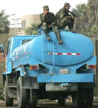 Dos militares resguardan una pipa de agua en la ciudad de Pisco, Perú, en donde el vital líquido escasea luego del terremoto que sacudiera a Perú el pasado miércoles. (AP)