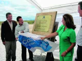 Con la develación de una placa, dieron inicio los trabajos de construcción de lo que será el fraccionamiento Viñedos II, para ello, se contó con la presencia del alcalde, el director general de Casas Geo y de la delegada del Infonavit en Coahuila.
