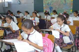 Escuelas muestran contraste