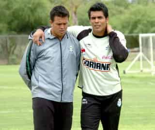 El portero Oswaldo Sánchez tiene plena confianza en que su compañero Miguel Becerra hará un excelente trabajo bajo los tres postes del Santos, en lo que resta del Apertura 2007. (Archivo)