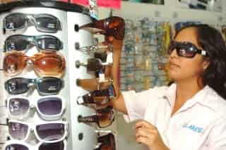 Los lentes oscuros que se venden en el mercado informal o en algunos establecimientos, no ofrecen ninguna protección contra los rayos solares ultravioleta, por lo que su uso puede acarrear enfermedades visuales en un largo plazo.