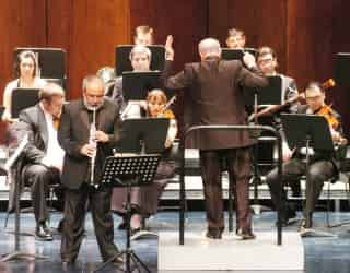 El solista Luis Humberto Ramos se llevó el aplauso del público en el concierto de la Camerata de Coahuila, dirigido por Tatul Yeghiazaryan. (Fotografía de Érick Sotomayor)