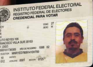 José María Chavarría Reyes, aparece como el presunto responsable de apuñalar y dar muerte al novio de su pareja, durante la madrugada de ayer, en una casa de la colonia San José, en Lerdo. 
Esta es la identificación oficial de quien en vida respondiera al nombre de Edgar Monroy Reyes, quien falleció la madrugada de ayer, tras ser apuñalado cuando dormía. 
