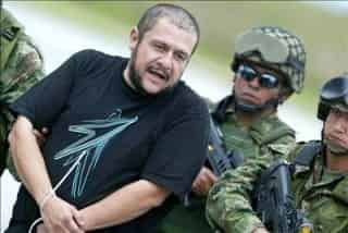 El presunto narcotraficante Diego León Montoya Sánchez, alias 'Don Diego', es escoltado por efectivos militares a su llegada a la Base Aérea Militar de CATAM en Bogotá, Colombia, tras ser arrestado hoy, 10 de septiembre de 2007, en el suroeste del país. (EFE)