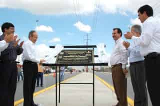 Momento en el que fue develada la placa conmemorativa a la imposición del nombre Centenario de Torreón a un importante bulevar de Saltillo.