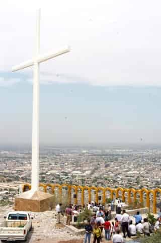 El Nuncio Apostólico en México bendijo la Cruz del Jubileo de la Diócesis de Torreón.