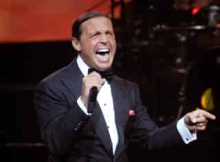 Luis Miguel apareció vestido con esmoquin al momento en que se escuchó la algarabía de la gente,  que lo ovacionó al verlo. (AP)