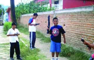 Juguetes peligrosos que adquieren los niños en la Feria de las Manzana de Canatlán.