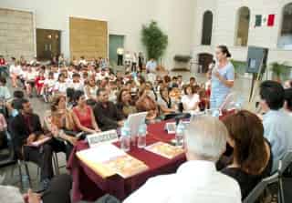 Sonia Salum fue la encargada de dar la bienvenida a los niños a la presentación de Cuenta Coyote: Torreón una Historia Centenaria. (Fotografías de Érick Sotomayor)