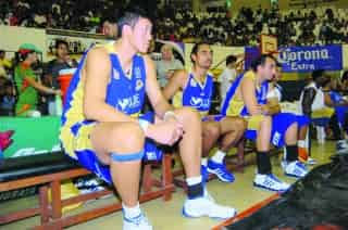 Incluso cuando está en la banca, el chino Sun Ming Ming, marca una gran diferencia con el resto de sus compañeros. (Fotografía de Ángel Padilla Ruvalcaba)
