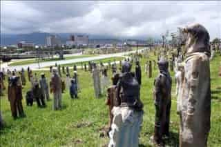 Cerca de la frontera con Estados Unidos, el escultor mexicano Alejandro Santiago ha reunido por primera vez a todo su pueblo, hecho de barro en dos mil 501 figuras, expuestas en el Fórum Universal de las Culturas, que se inaugura el jueves en Monterrey. (EFE)