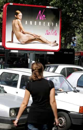 Un cartel publicitario de la nueva campaña de la firma de moda “No-l-ita”, que muestra a una mujer anoréxica en una calle de Roma, Italia. (EFE)
