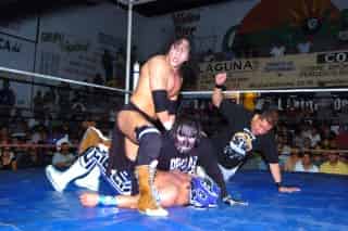 El Perro Aguayo Jr. tenía la esperanza de llegar a enfrentarse a Místico, sin embargo tendrá que exponer la cabellera en la jaula. (Fotografía de Ángel Padilla)