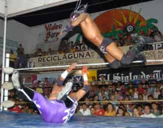 Diamante Negro se coronó hace unos días en el Torneo Reyes Aéreos, efectuado en la Olímpico Laguna ante estrellas del Consejo Mundial de Lucha Libre. (Fotografía de Ángel Padilla)