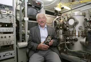 El francés Albert Fert (izquierda) y el alemán Peter Grünberg fueron distinguidos en reconocimiento a su hallazgo de la magneto- resistencia gigante que es utilizada para leer información de discos duros de computadora y que ha llevado a miniaturizar los discos duros en los últimos años. (Fotografías de AP)