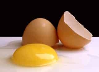 La yema de huevo contiene luteína y zeaxantina, que son dos potentes pigmentos caroteniodes que brindan protección al ojo una vez que hacen presencia en la sangre.