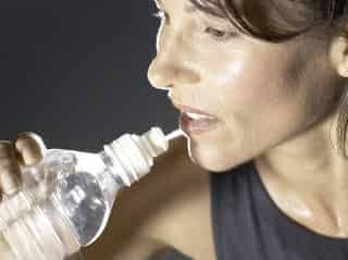 Especialistas en el tema de la hidratación dicen que lo mejor es tomar dos litros diarios de agua, ya que los que no beben suficiente pueden sufrir dolor de cabeza, fatiga, calambres y dolores musculares.