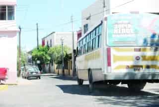 La contaminación ambiental generada por el transporte urbano, las ladrilleras y otros factoresm, también son alentadas por la falta de cultura de la ciudadanía para preservar el medio ambiente.