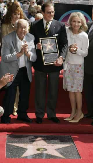 Roger Moore ya cuenta con su estrella. (AP)
