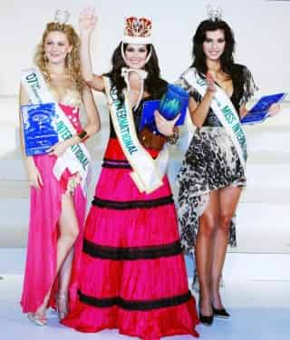 Priscila Perales (centro) conquistó el título de Miss Internacional 2007 en Tokio. (Notimex)