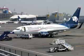 Los dos grupos autorizados para pujar por la aerolínea Aeroméxico, la familia Saba y Banamex, aumentaron sus ofertas solo unos minutos antes de que venciera el plazo definitivo de la operación y después de que el gobierno se desencantara por la primera de ellas. (Archivo)