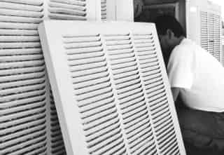 Los aparatos de aire son el sitio propicio para la reproducción del insecto que transmite el dengue, por lo cual se recomienda revisarlos periódicamente y aplicar abate en el depósito de agua.