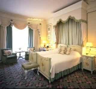 FOTO 1.
Las recámaras en el hotel “Claridges” de Londres, son impecables, en el más puro estilo inglés.
—-
FOTO 2.
Una leyenda y la suma de la elegancia de sus cuartos en el hotel “Plaza Athénée” en París.
—-
FOTO 3.
“Cipriaani”, en Venecia, es uno de los diez mejores hoteles del mundo. Es de completa elegancia y estilo.