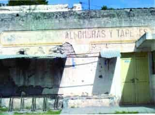 Fachada de la fábrica en La Constancia; está en el completo abandono.