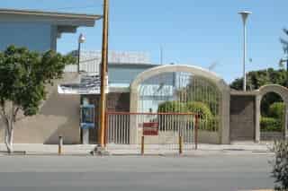A la hora del recreo, un estudiante de esta escuela secundaria estatal falleció luego de caer y golpearse la cabeza contra un árbol.